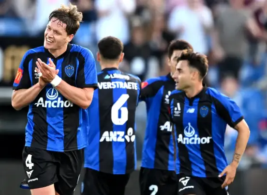 Auckland bungkam brisbane 2-0