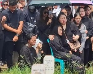 Read more about the article Reza Arap Terpukul dan Tangis Keluarga Pecah Melihat Jenazah Lula Lahfah Dimakamkan di TPU Rawa Terate